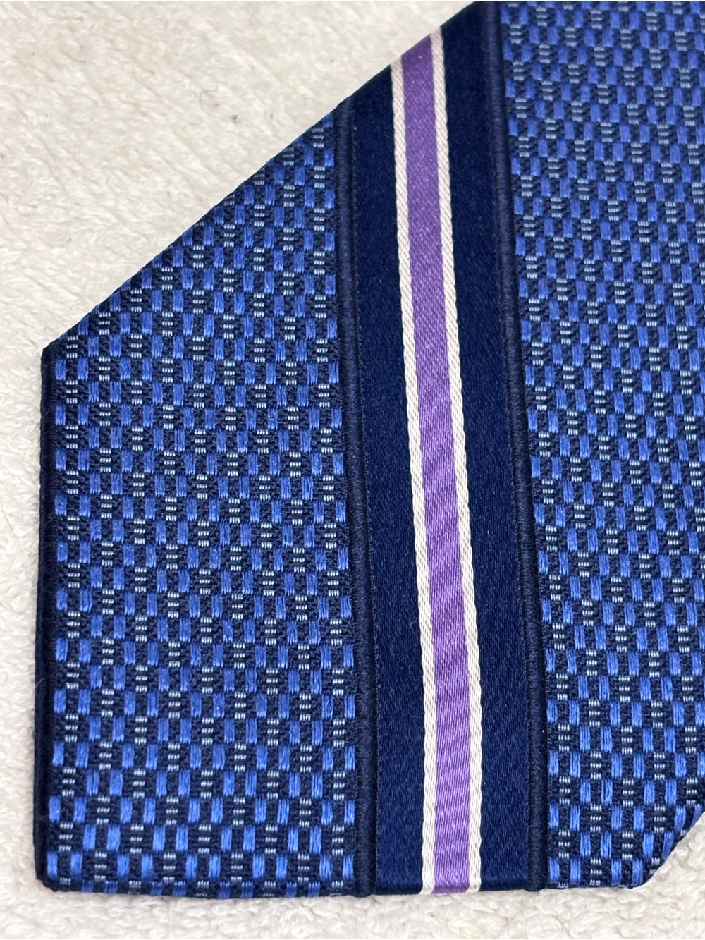 Brand New Stylish Tie By JOS A. BANK (Reserve Collection) - 3 1/4 Inches Wide